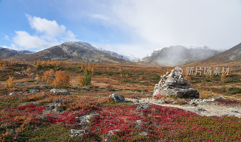 挪威Hemsedal Buskerud，秋天的山景与石堆和小径